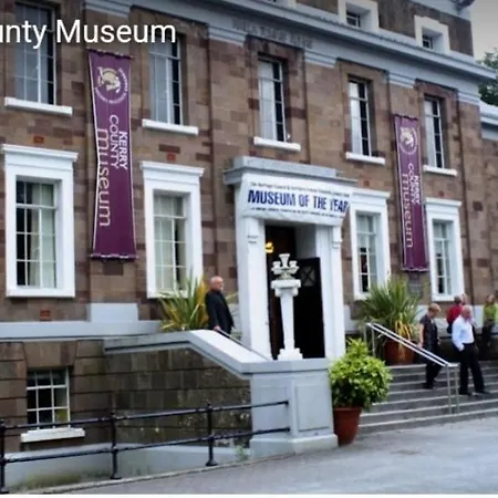 펜션 St Martins Old Schoolhouse Ballyroe 트롤리